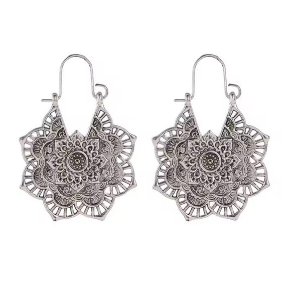 Vintage Lotus Silver Flower Earrings - Picture 2 of 3